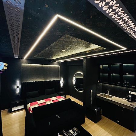 Shades Of Black 2 Lucknow Exterior foto