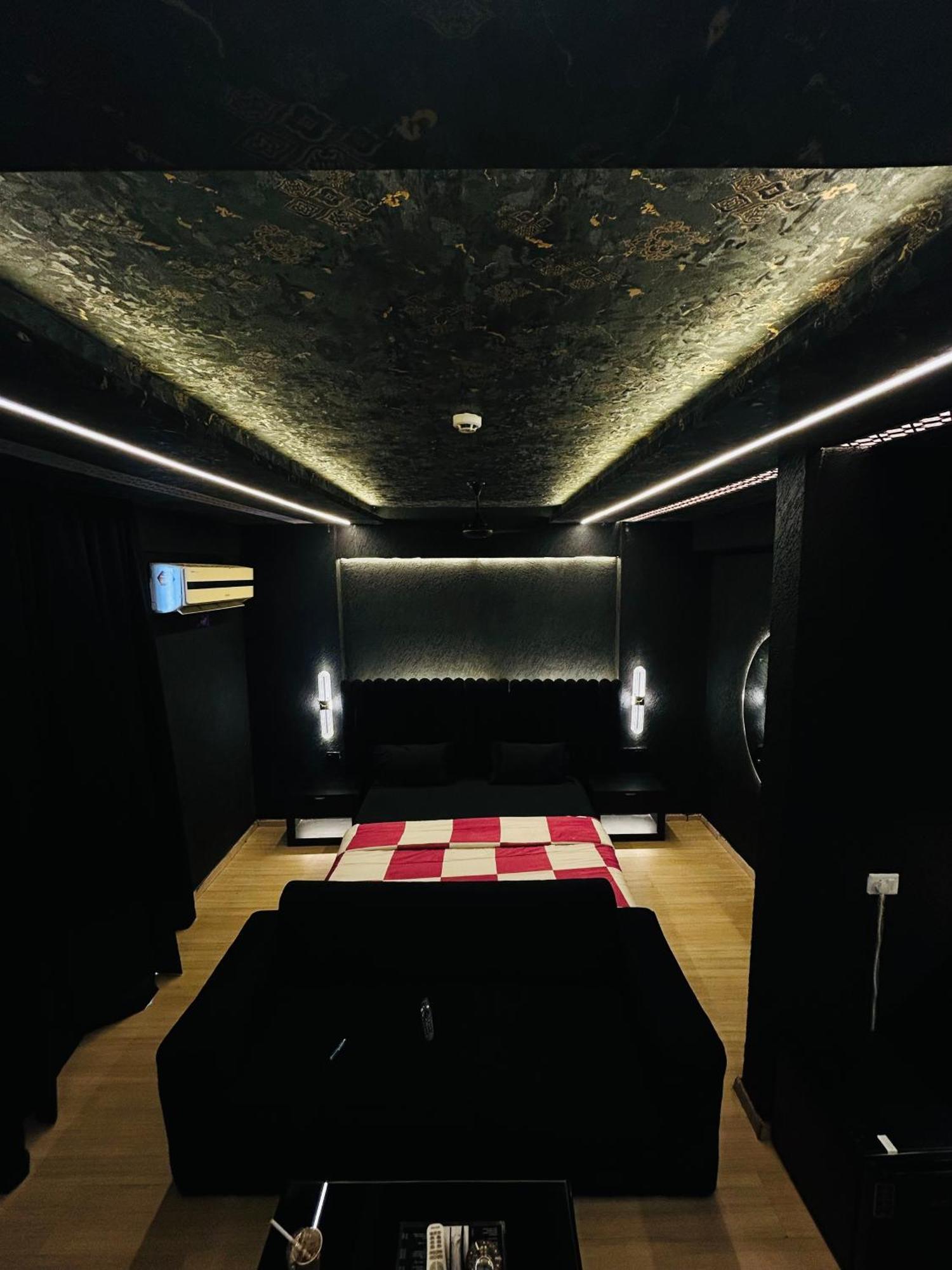 Shades Of Black 2 Lucknow Exterior foto