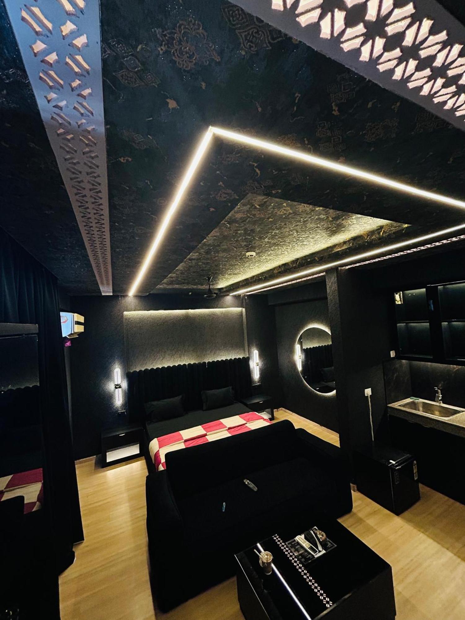 Shades Of Black 2 Lucknow Exterior foto